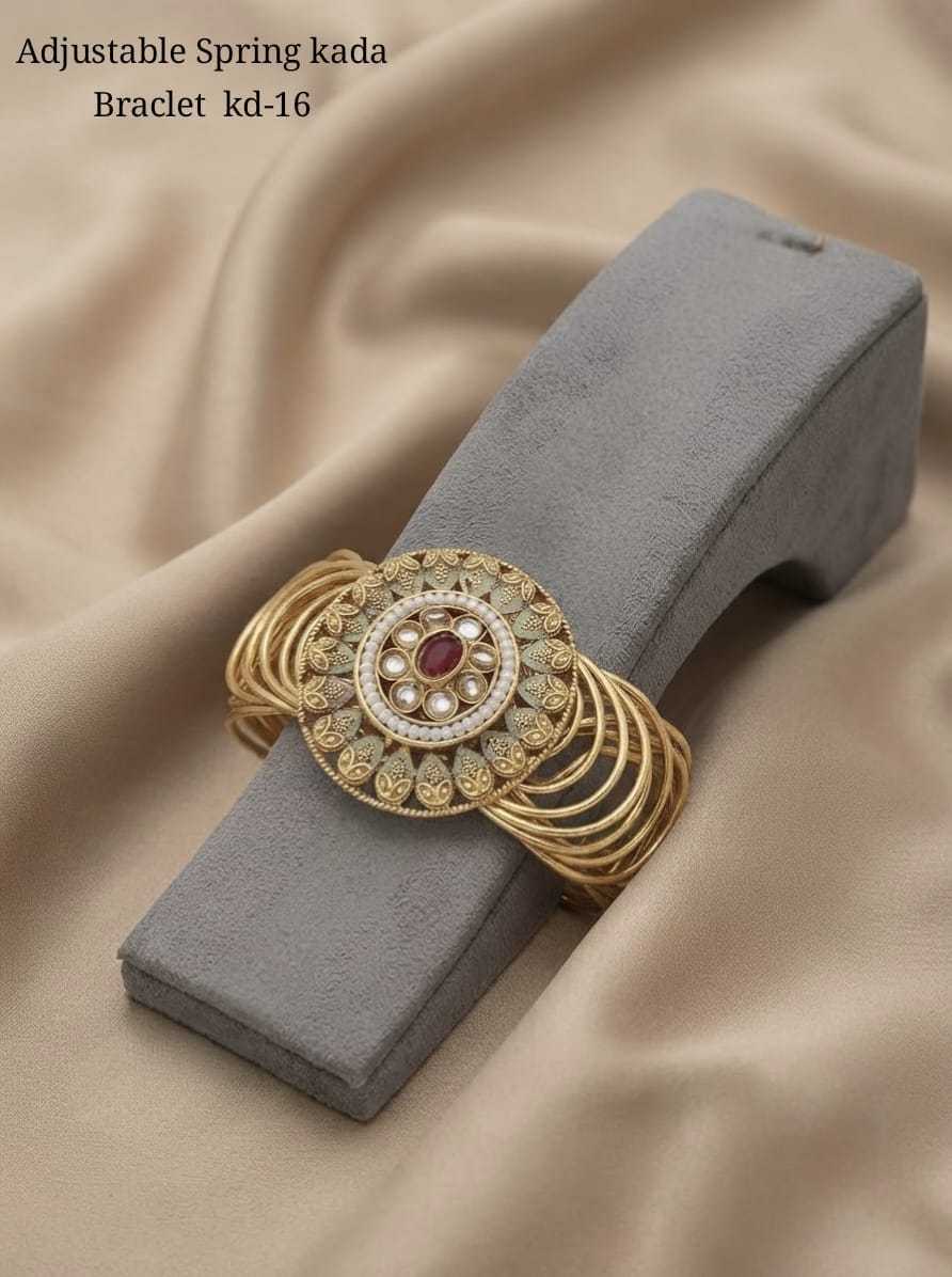 Adjustable Spring Kada with Kundan Medallion