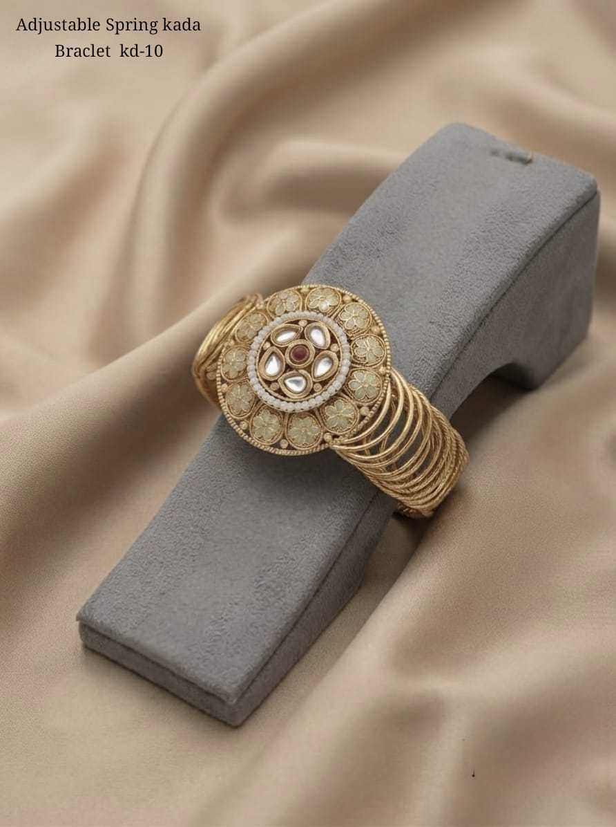 Adjustable Spring Kada with Kundan Medallion