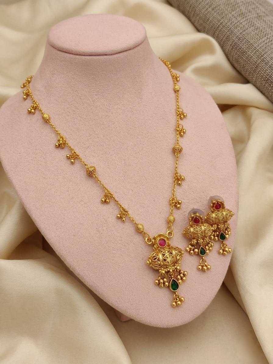 Antique Pendant Necklace Set in Red & Green