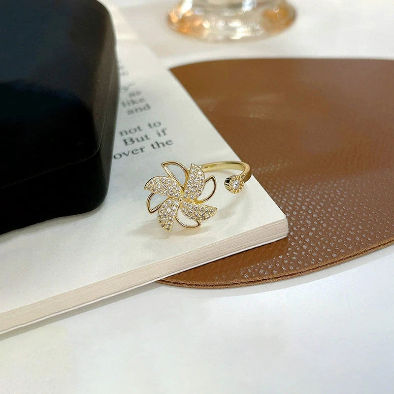 Front view of the clear stone pinwheel and open band