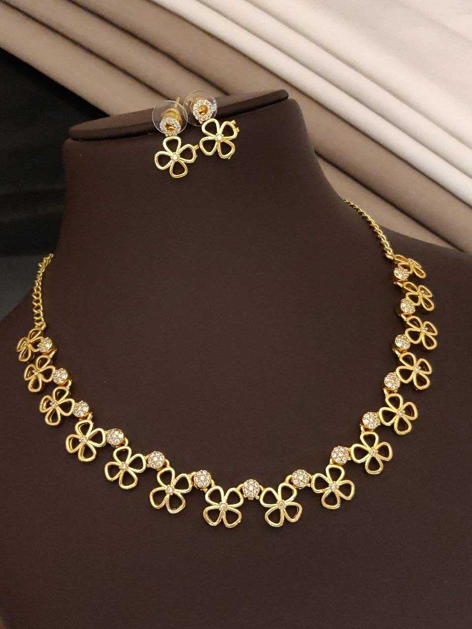 Interlocking Leaf Link Necklace in Stone Pave