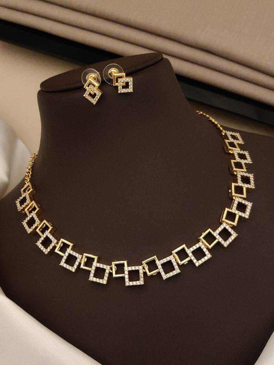 Interlocking Leaf Link Necklace in Stone Pave