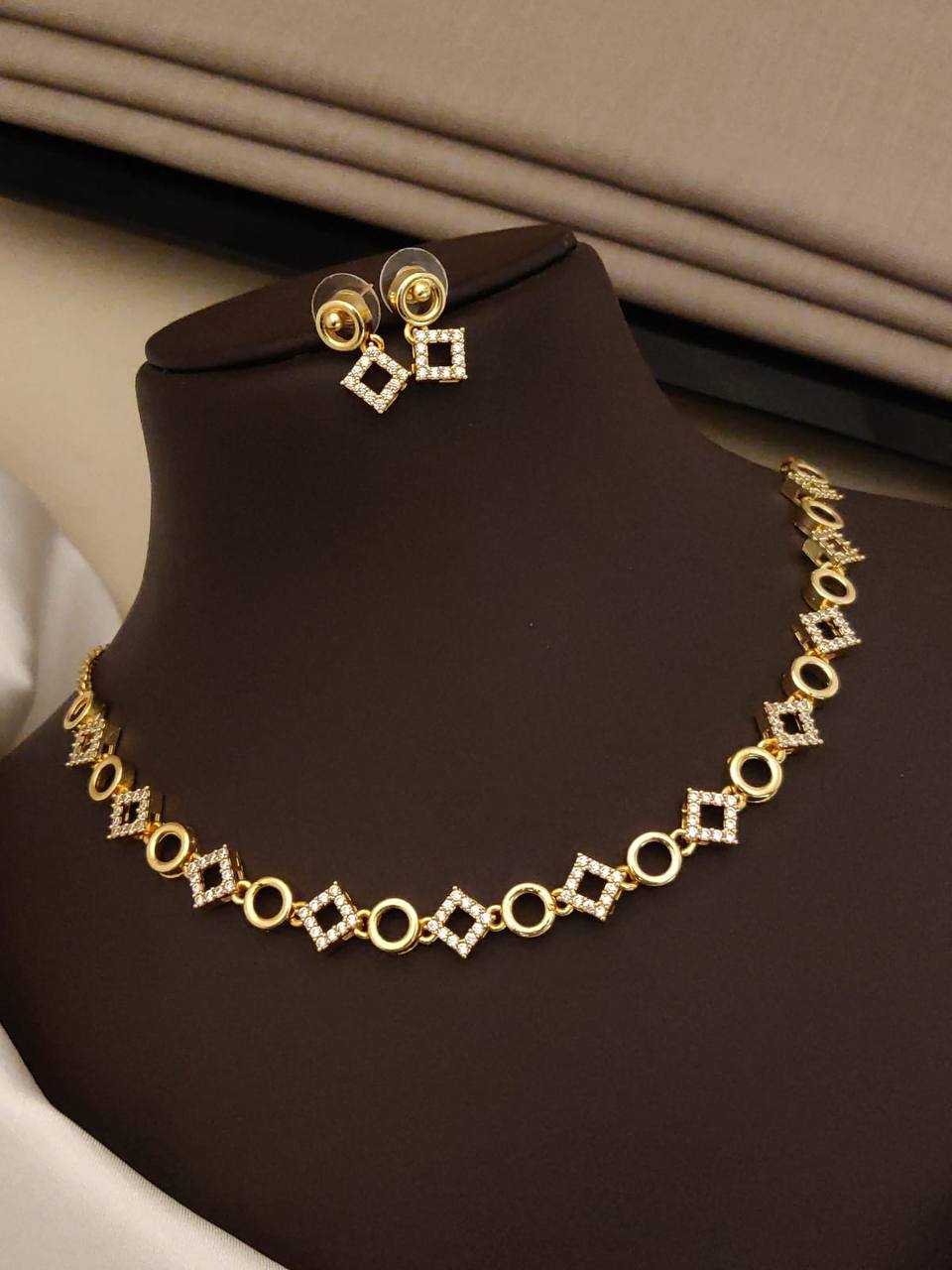 Interlocking Leaf Link Necklace in Stone Pave