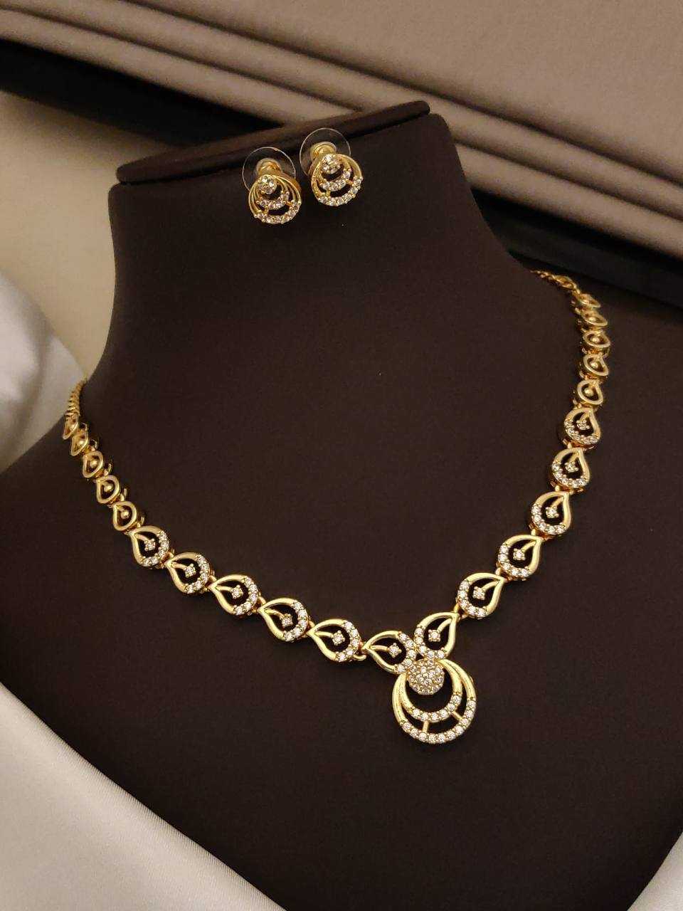 Interlocking Leaf Link Necklace in Stone Pave