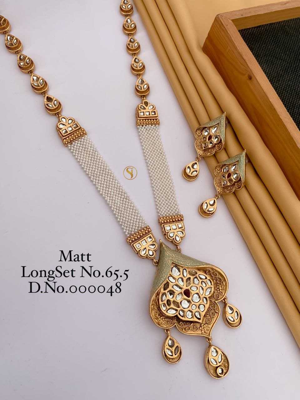 Matte Kundan Long Set with Pearl Mesh Band and Leaf Pendant