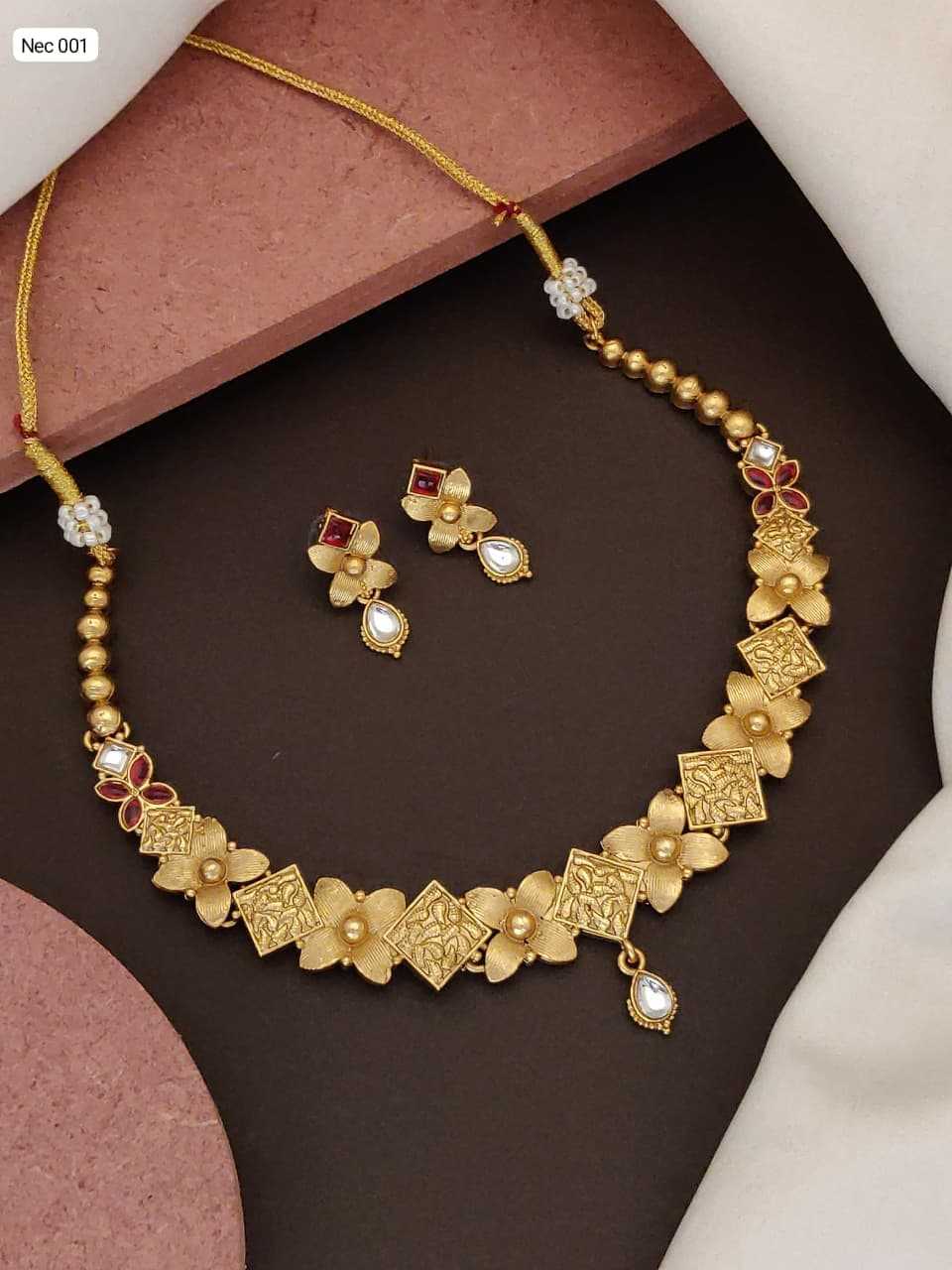 Ornate Floral & Diamond Pattern Necklace Set