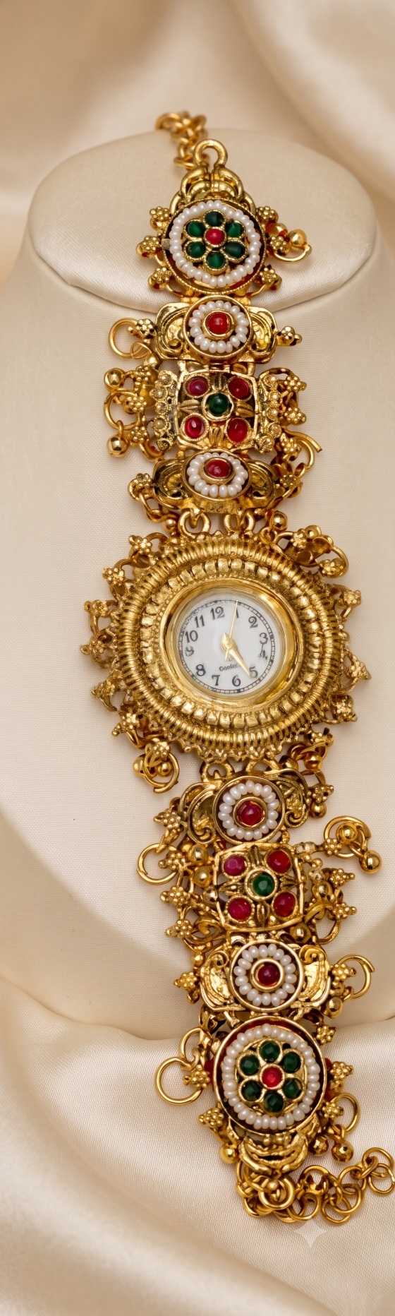Round White Dial Antique Bracelet Watch